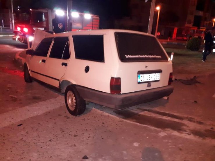 Kavşakta iki otomobil çarpıştı: 8 hafif yaralı 