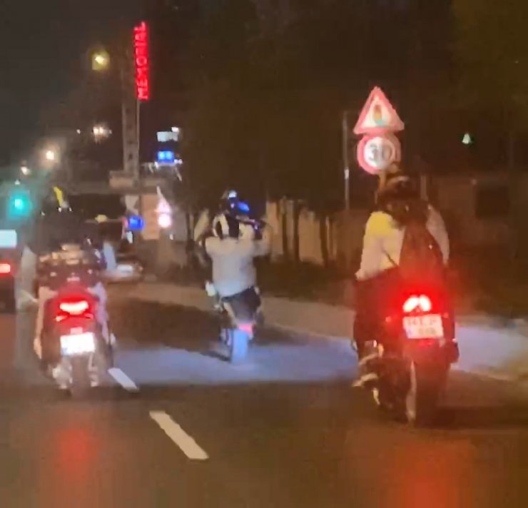 Motosikletlinin tek teker üzerinde yolculuğu