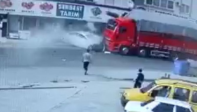 Otomobil karşı şeride geçerek tır ile çarpıştı: 1 ölü