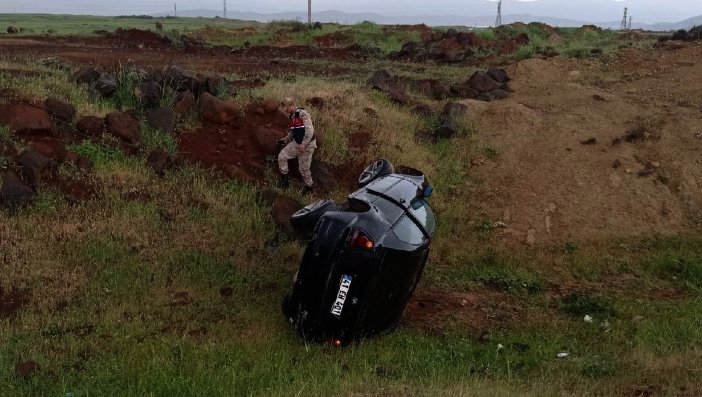 Otomobil, şarampole devrildi: 2 yaralı
