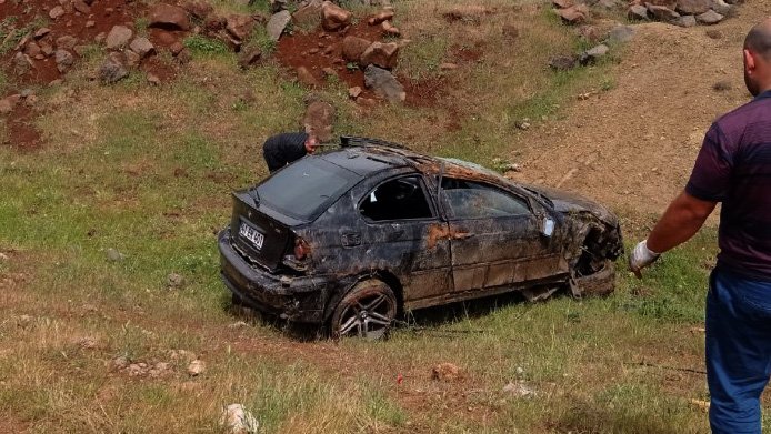 Otomobil, şarampole devrildi: 2 yaralı