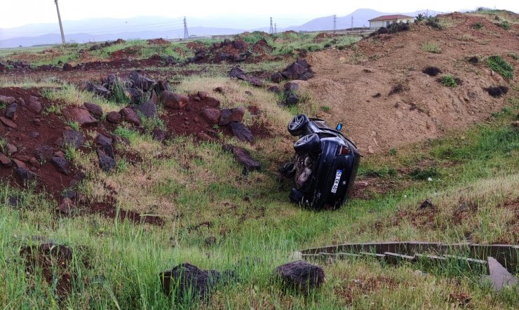 Otomobil, şarampole devrildi: 2 yaralı