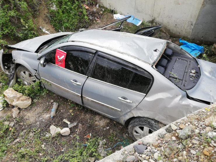 Otomobil sulama kanalına düştü