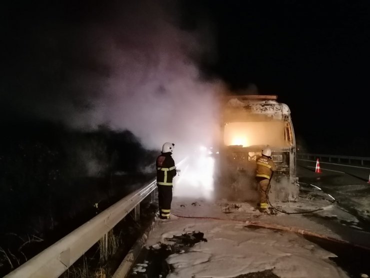 Otoyolda yanan hurda yüklü TIR, küle döndü