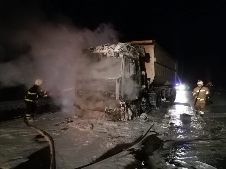 Otoyolda yanan hurda yüklü TIR, küle döndü