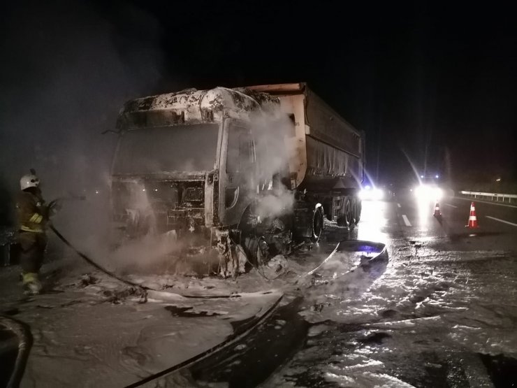 Otoyolda yanan hurda yüklü TIR, küle döndü