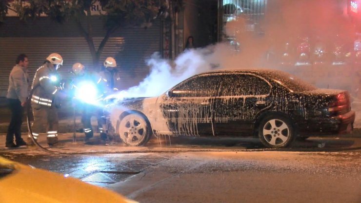 Park halindeki otomobil alev alev yandı