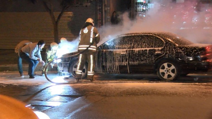 Park halindeki otomobil alev alev yandı