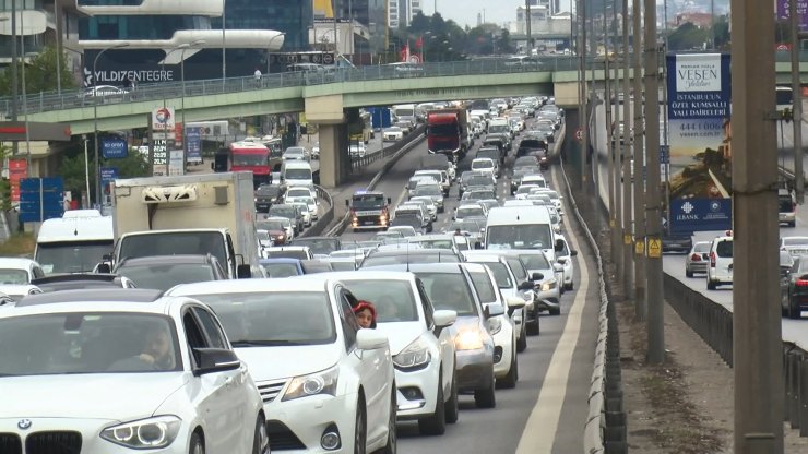 Refüjdeki bariyerlere çarpan minibüs devrildi