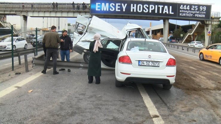 Refüjdeki bariyerlere çarpan minibüs devrildi