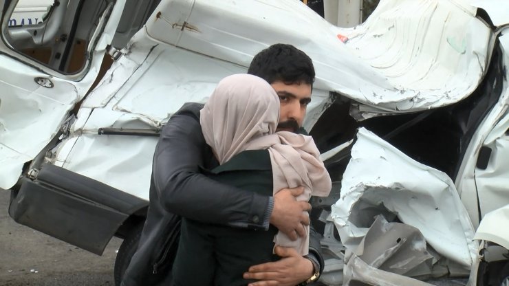 Refüjdeki bariyerlere çarpan minibüs devrildi