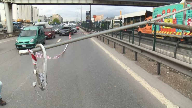 Refüjdeki bariyerlere çarpan minibüs devrildi