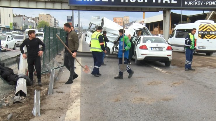 Refüjdeki bariyerlere çarpan minibüs devrildi