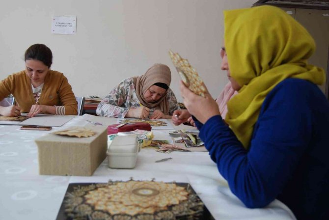 Resimleri üç boyutlu hale getirip hareketli tablolar yapıyorlar