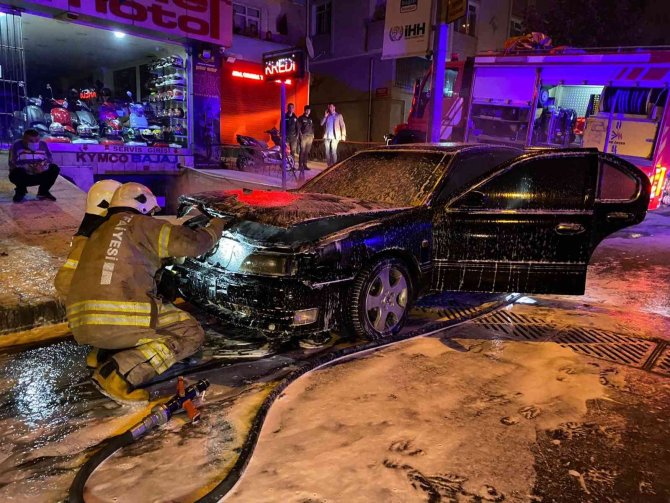 Şişli’de bir otomobil alev alev yandı