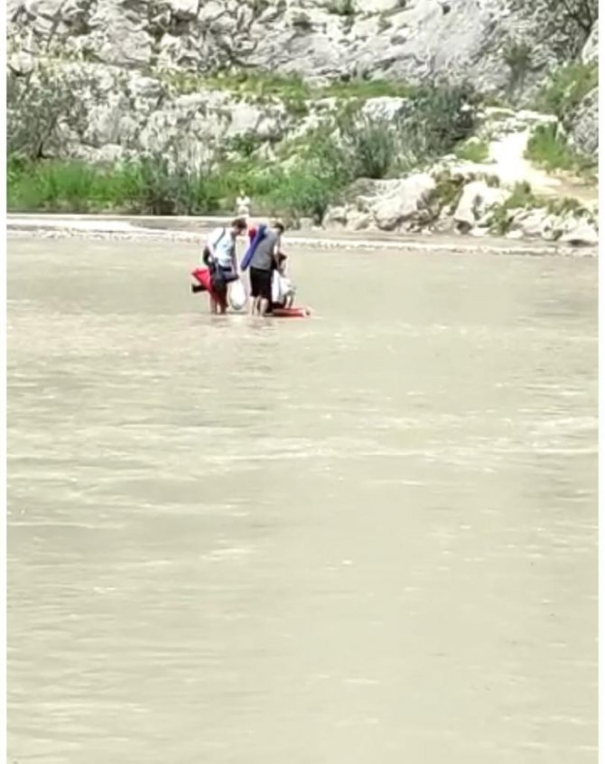 Su seviyesi yükselince mahsur kalan 8 kişi kurtarıldı