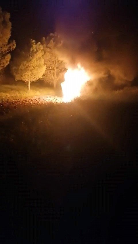 Sürücü yanan tırdan son anda kurtarıldı