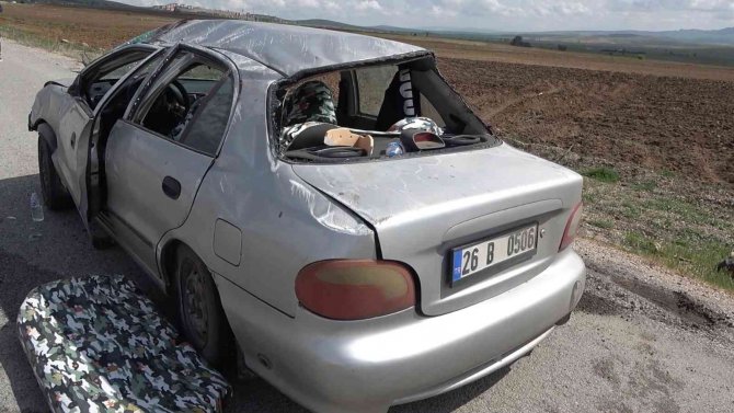 Takla atan otomobil hurdaya döndü