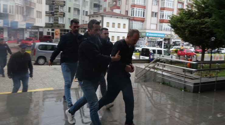 Tartıştığı eşini boğmaya kalkıştı