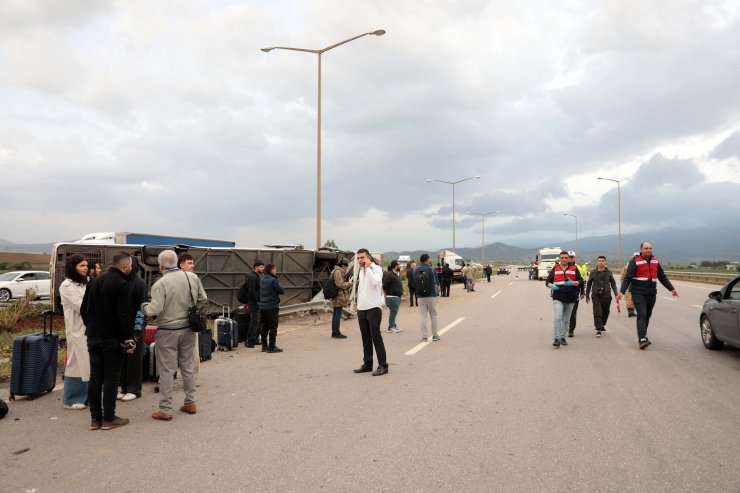 TIR'la çarpışan yolcu otobüsü devrildi: 14 yaralı
