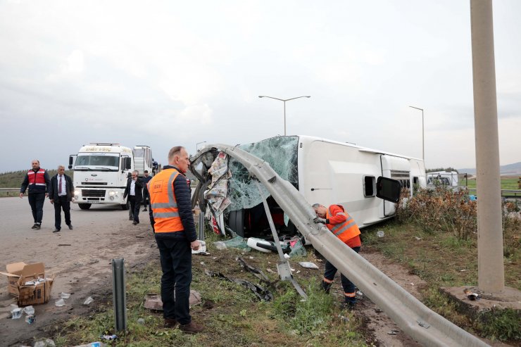 TIR'la çarpışan yolcu otobüsü devrildi: 14 yaralı