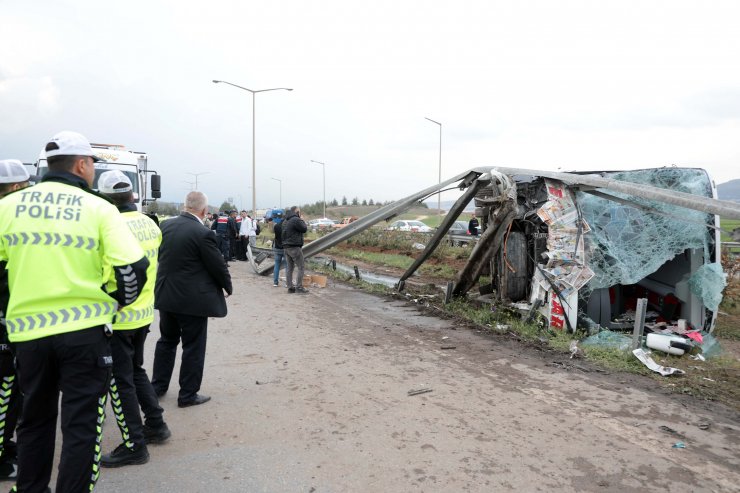 TIR'la çarpışan yolcu otobüsü devrildi: 14 yaralı