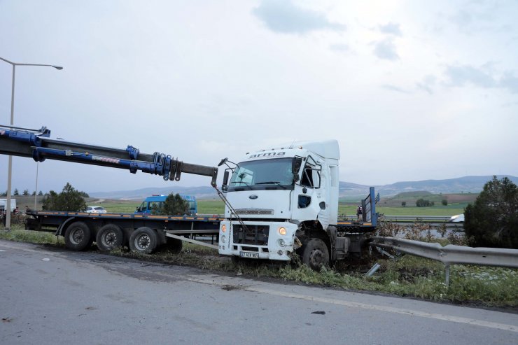 TIR'la çarpışan yolcu otobüsü devrildi: 14 yaralı