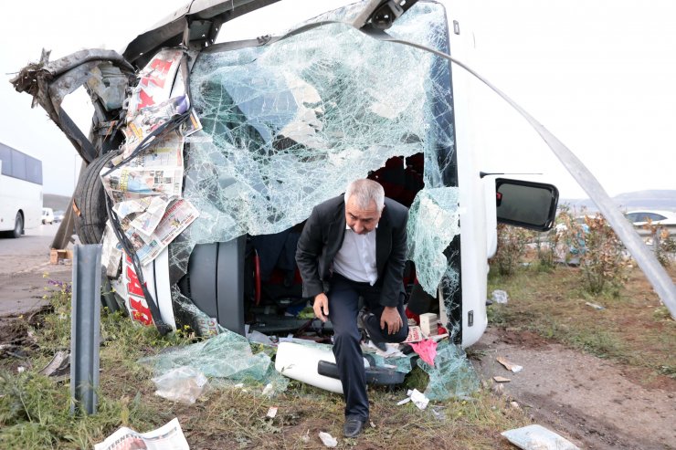 TIR'la çarpışan yolcu otobüsü devrildi: 14 yaralı