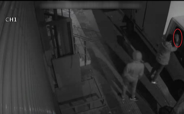 Tükürdükleri elleriyle araçların camlarını indirip hırsızlık yapan 2 şüpheli yakalandı