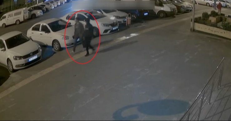 Tükürdükleri elleriyle araçların camlarını indirip hırsızlık yapan 2 şüpheli yakalandı