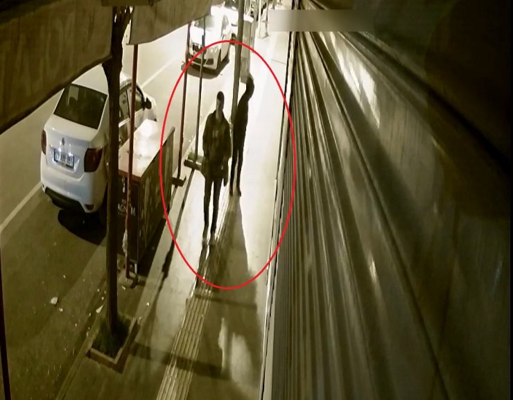 Tükürdükleri elleriyle araçların camlarını indirip hırsızlık yapan 2 şüpheli yakalandı