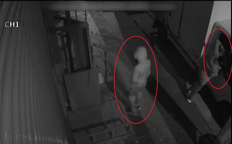 Tükürdükleri elleriyle araçların camlarını indirip hırsızlık yapan 2 şüpheli yakalandı