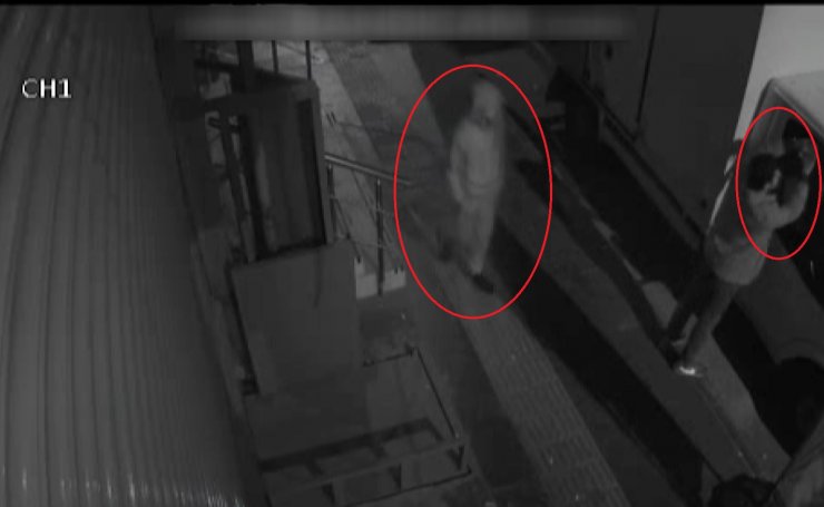 Tükürdükleri elleriyle araçların camlarını indirip hırsızlık yapan 2 şüpheli yakalandı