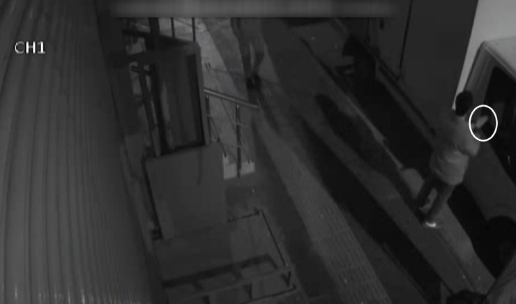 Tükürdükleri elleriyle araçların camlarını indirip hırsızlık yapan 2 şüpheli yakalandı