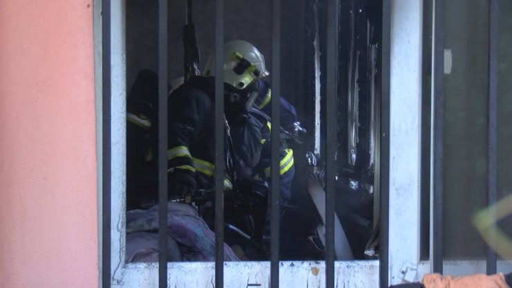 Yangın çıkan evdeki 2 çocuğu, komşular kurtardı
