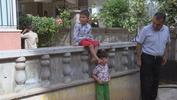 Yangın çıkan evdeki 2 çocuğu, komşular kurtardı