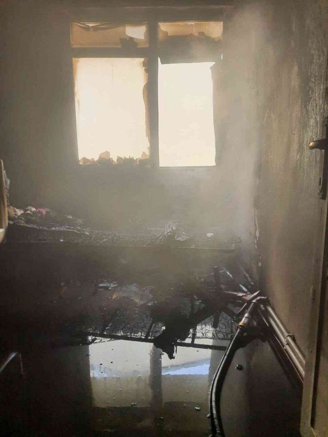 Yatak odasındaki bilgisayar yangın çıkardı