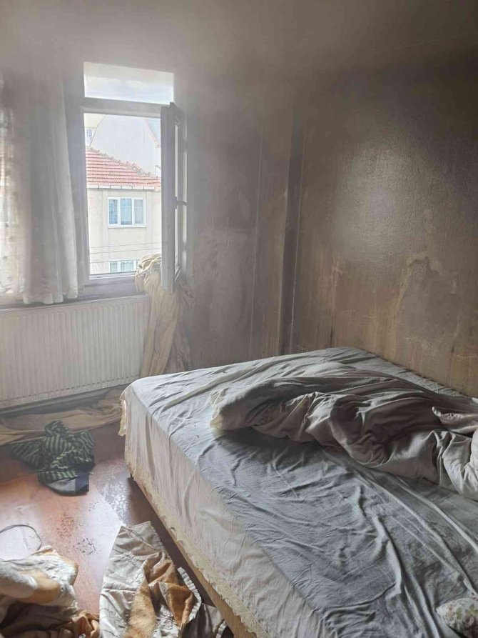 Yatak odasındaki bilgisayar yangın çıkardı