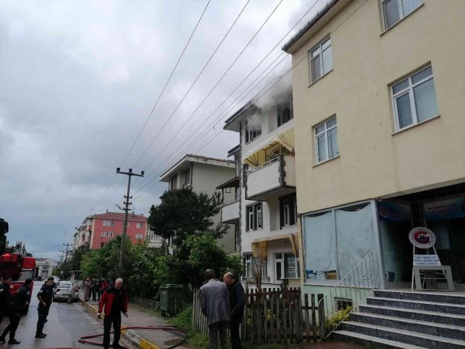 Yatak odasındaki bilgisayar yangın çıkardı