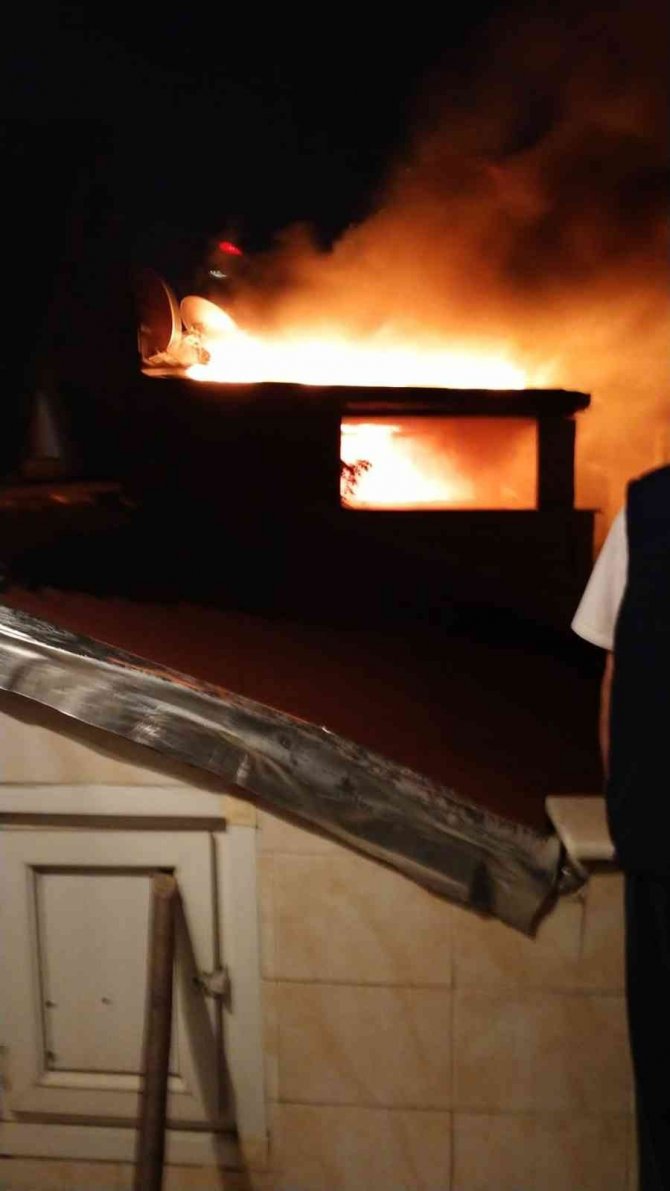 4 katlı binanın çatısı alev alev yandı