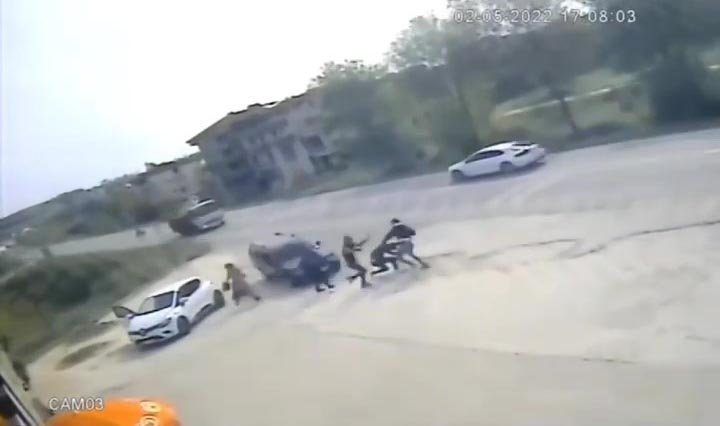 Araçlardan inip tekme tokat kavga ettikleri anlar kamerada 