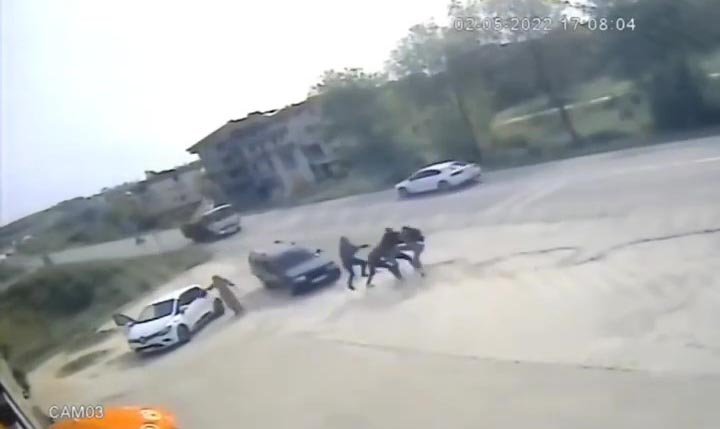 Araçlardan inip tekme tokat kavga ettikleri anlar kamerada 