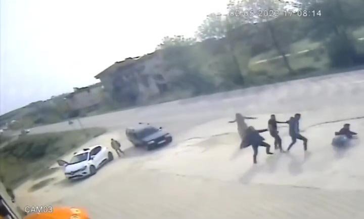 Araçlardan inip tekme tokat kavga ettikleri anlar kamerada 