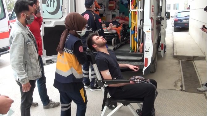 Aynı aileden 3 kişi evde baygın halde bulundu