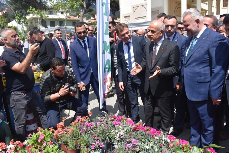 Bakan Kirişci: Türkiye'de 1,7 milyar çiçek üretiliyor