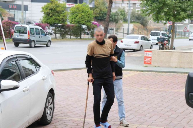 Banka soymaya çalışırken sakatlandı, bastonla bir başka işyerinden hırsızlık yaptı