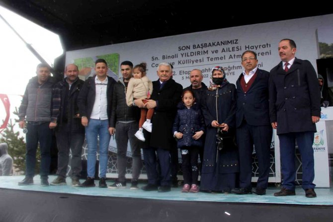 Camii ve külliyenin temel atma töreni kar yağışı altında gerçekleşti
