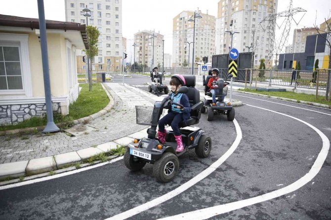 Çocuklar trafik kurallarını eğlenerek öğreniyor