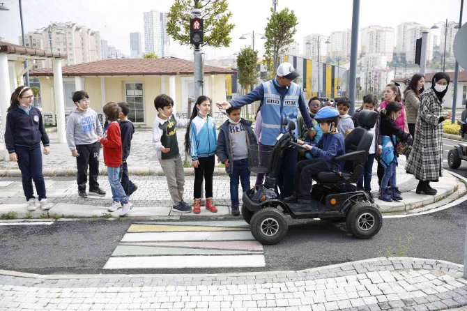 Çocuklar trafik kurallarını eğlenerek öğreniyor