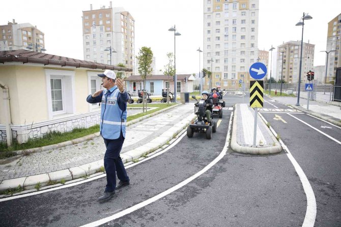 Çocuklar trafik kurallarını eğlenerek öğreniyor